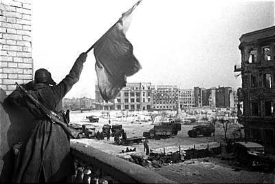 1943 год. Сталинград. Флаг над освобожденным городом (Автор фото Г.Зельма).
