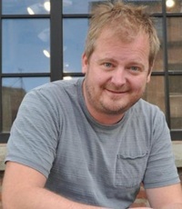 Лёйнинг Уле Кристиан (р.1982) - норвежский писатель, педагог.